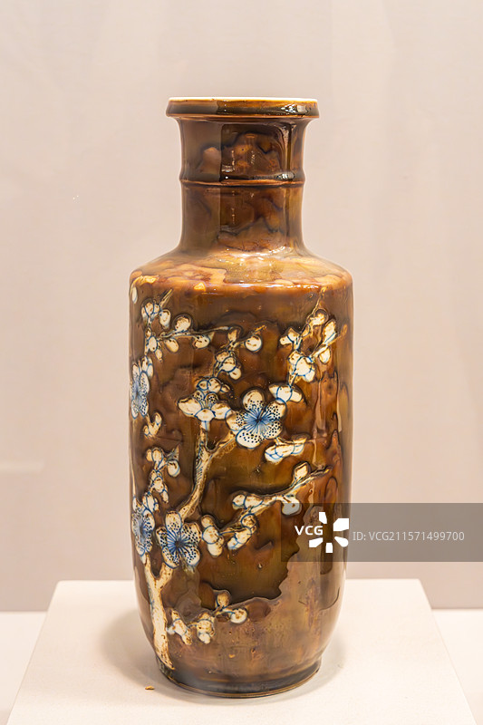 装饰有花卉图案的棕色陶瓷花瓶图片素材