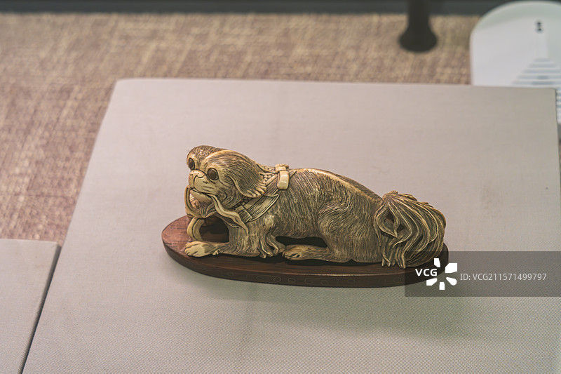 青铜狮子雕像图片素材