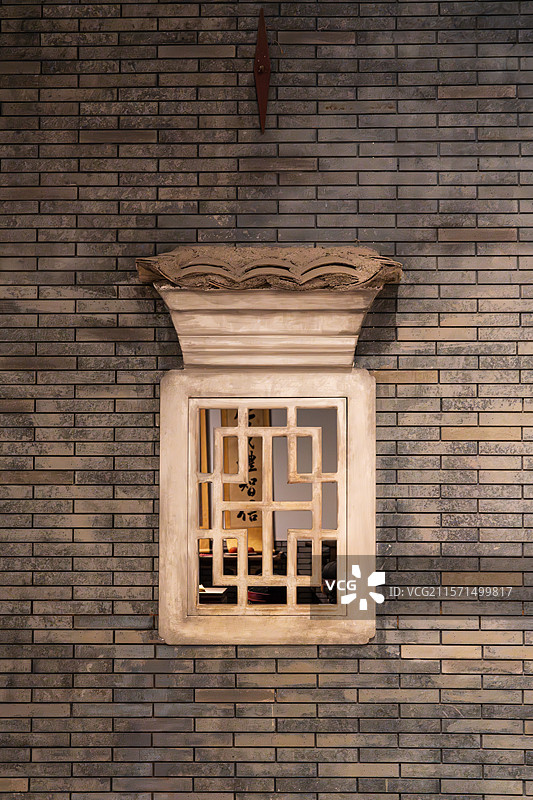 砖墙上的传统中式窗户图片素材