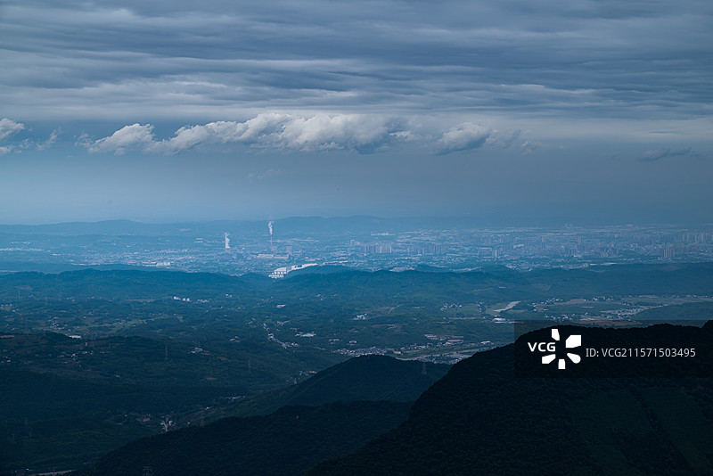 九皇山远眺，江油市被尽收眼底图片素材