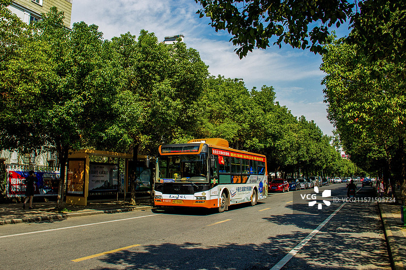 芜湖公交车行驶于城市的风景中图片素材