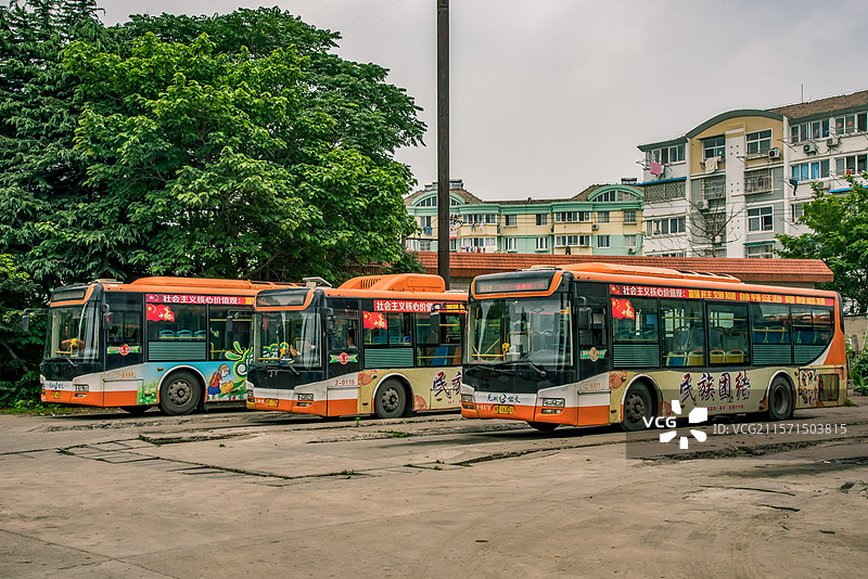 芜湖公交车行驶于城市的风景中图片素材