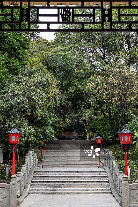 树荫下的石板路和石桥、路两边的红色复古路灯图片素材