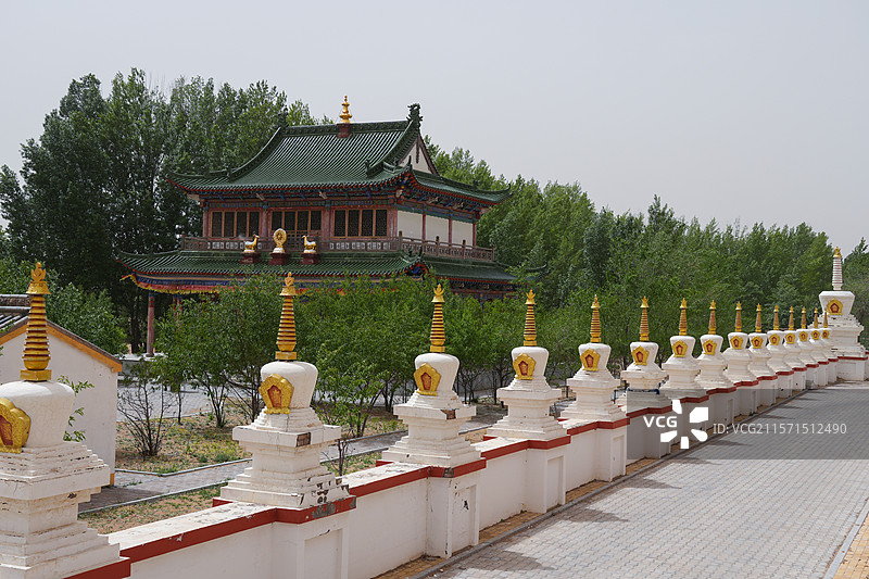 内蒙古自治区鄂尔多斯市乌审旗，狂沙中的乌审召庙图片素材