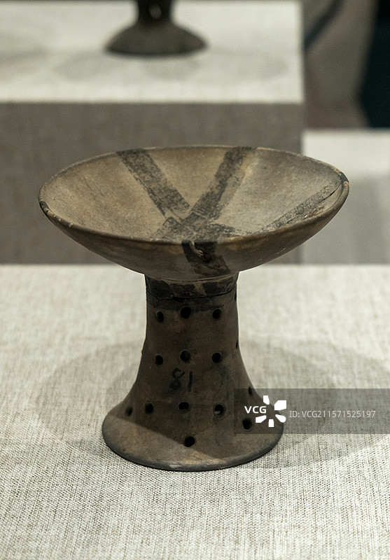 灰陶豆 新石器时代大汶口文化 兖州李家堂出土 孔子博物馆藏图片素材