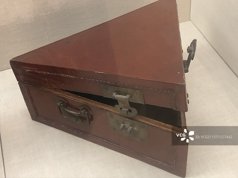 红色的三角木盒-深圳甘坑客家小镇博物馆图片素材
