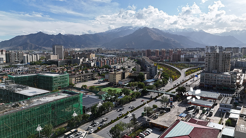 航拍西藏拉萨堆龙德庆区晴朗天气下的城市景观图片素材