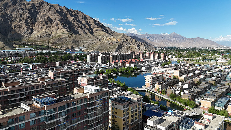 航拍西藏拉萨堆龙德庆区日月湖城市景观图片素材