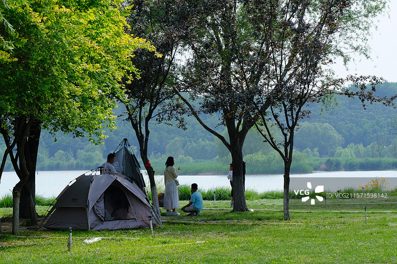 夏天绿草地露营野营野餐。帐篷。高清风景。高清背景图。自然风光图片素材