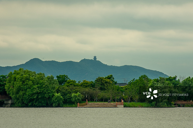 在杭州塘栖的丁山湖，可以驻足远眺到十几公里外杭州半山公园上的望宸阁图片素材