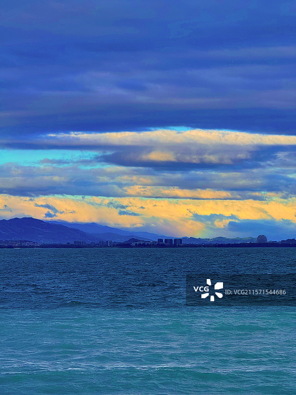 绝美晚霞，飞碟云图片素材