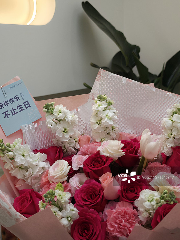 缤纷多彩的浪漫鲜花花束图片素材