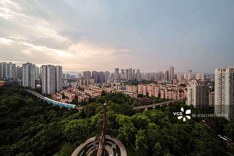 重庆大渡口森林城市中的轨道交通穿过公园图片素材