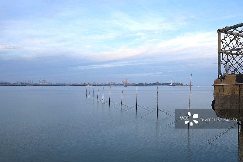 傍晚静谧的海湾图片素材