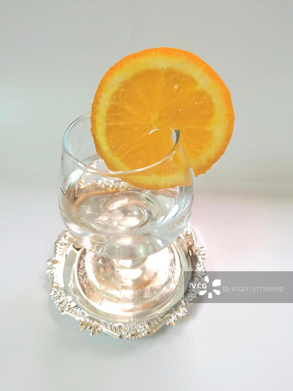 新鲜橙子切片与高脚杯的完美互动（壁纸、桌面背景图、水果摆拍）图片素材