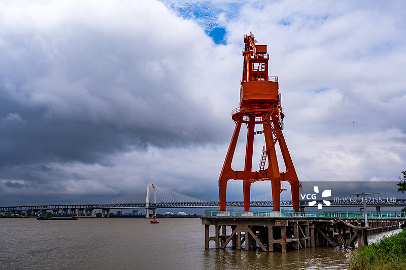 暴雨来临前的芜湖长江三桥图片素材