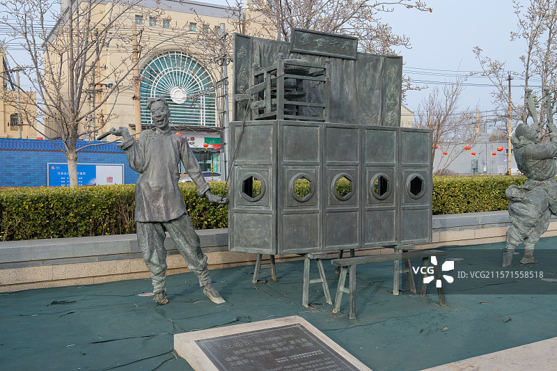 北京天桥市民广场雕塑“大金牙-拉洋片的焦金池”图片素材