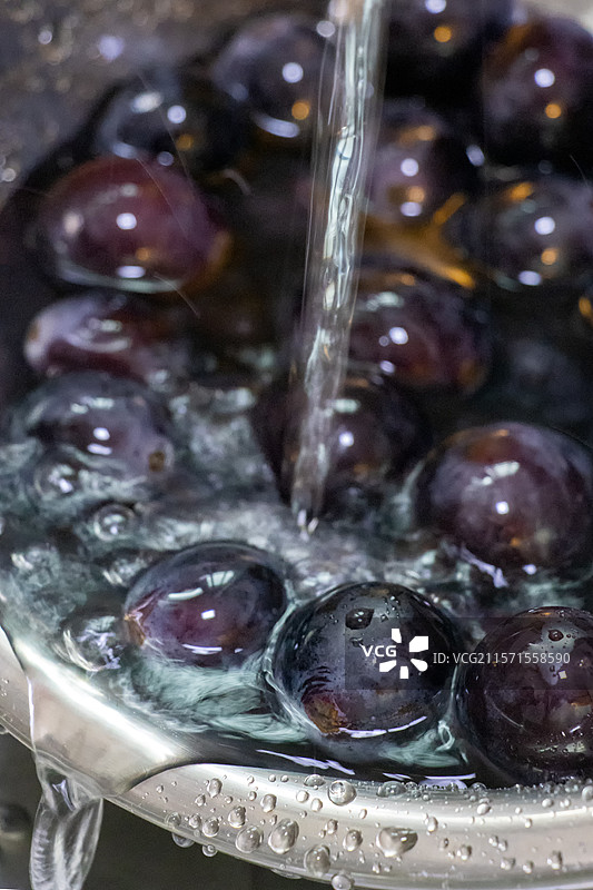 水中的葡萄特写，紫色巨峰葡萄图片素材