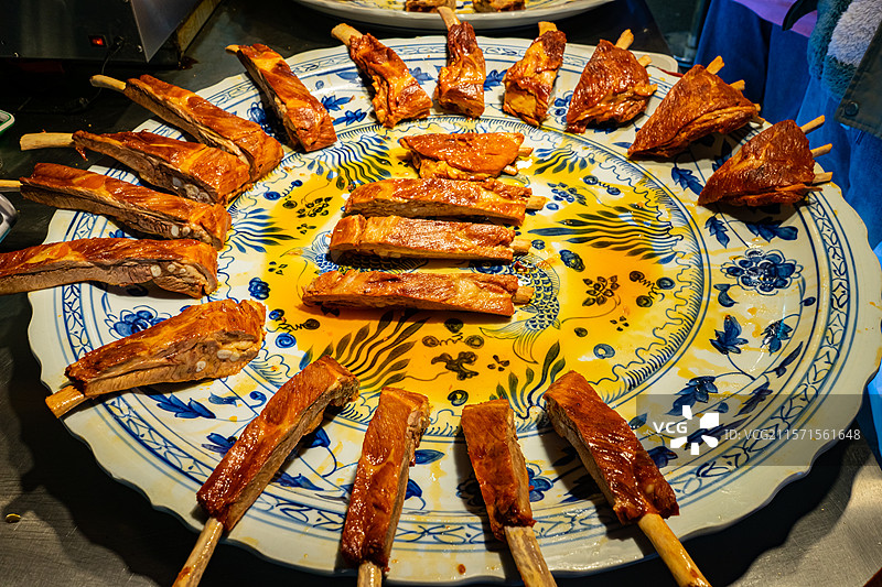 中国餐饮行业饮食产业传统经典中国食品，美食拍摄主题一盘子烧烤猪牛羊排骨，户外夜晚无人图像摄影图片素材