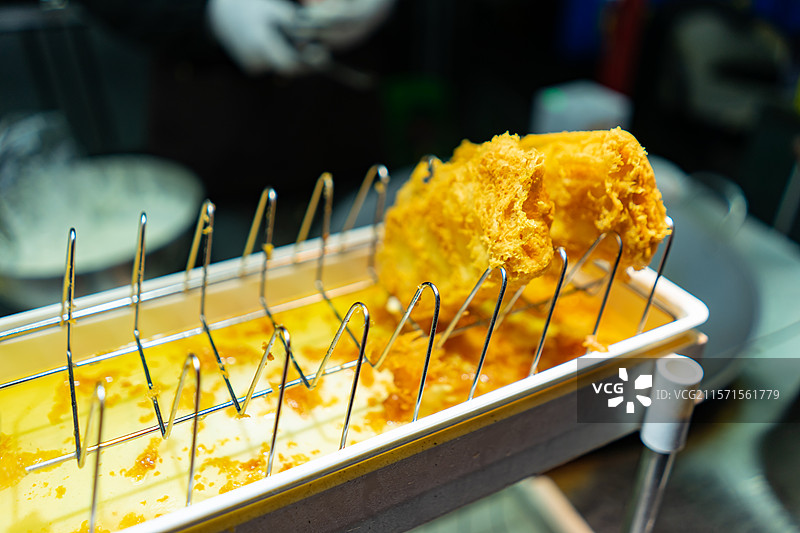 中国餐饮行业饮食产业，传统经典中国食品，美食拍摄主题多样的油炸食品，室内无人图像摄影图片素材