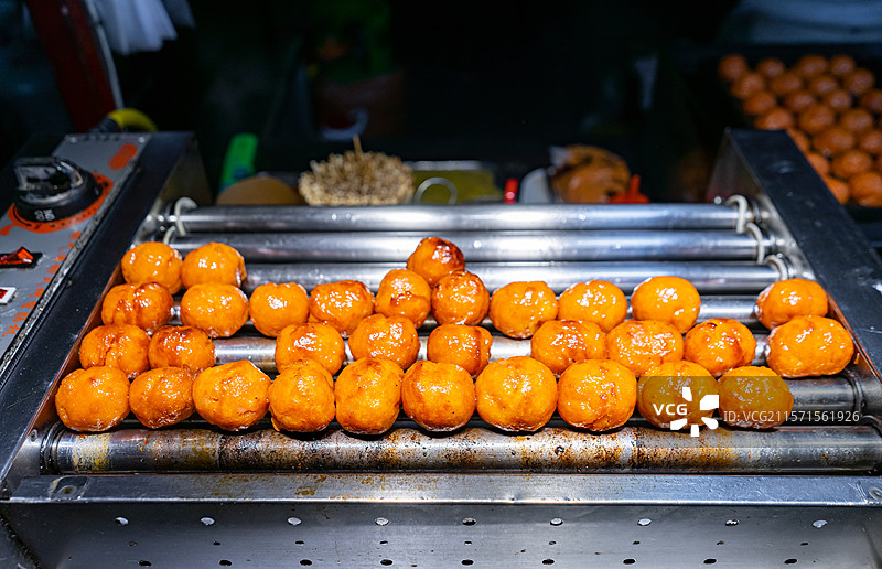 中国餐饮行业饮食产业，传统经典中国食品，一盘子烧烤架上的烧烤肉丸子，户外夜晚无人图像图片素材