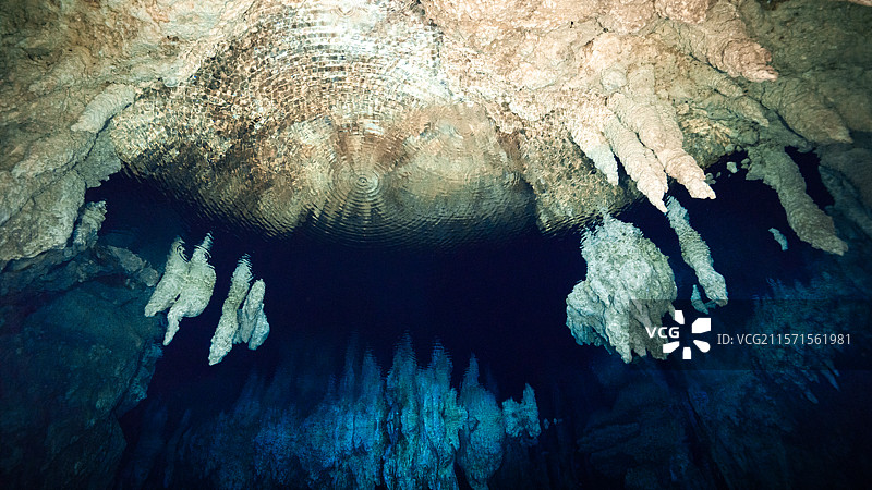 The Stalactite Cave in Palau水下溶洞图片素材