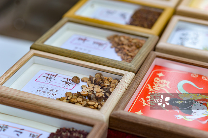各种中药材摆在桌子上展示图片素材