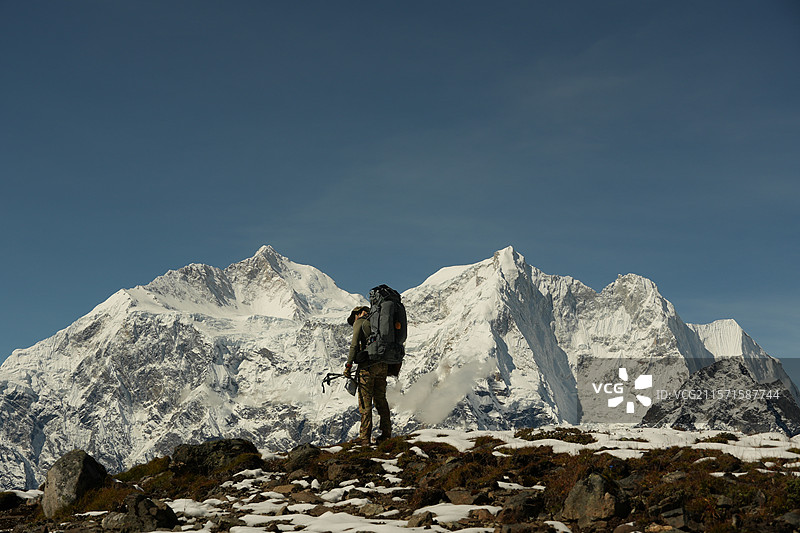 雪山高山上徒步登山孤独背影图片素材