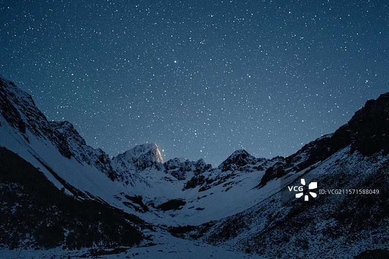 雪山下远眺星空银河图片素材