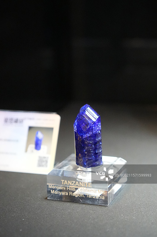 坦桑石宝石矿石稀有珍贵图片素材