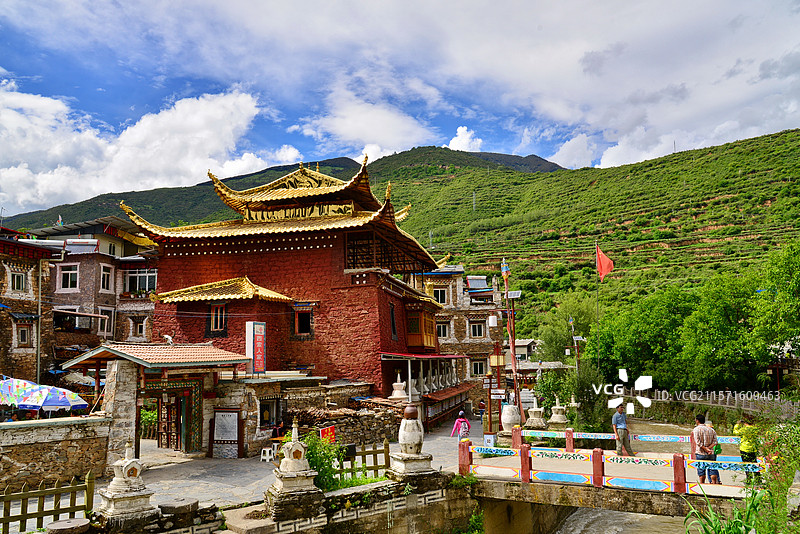 蓝天白云下的藏式民居，卓克基土司官寨，四姑娘山附近著名旅游景点图片素材