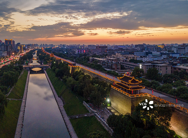 航拍西安城墙公园南护城河夕阳图片素材