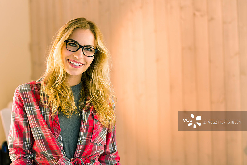 白色椅背在浅色木质墙面上若隐若现，形成空白区域，留有副本空间图片素材