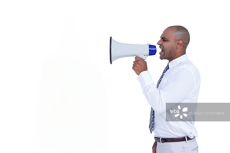 身穿商务服装的非裔美国男性在白色工作室中通过扩音器大喊，留有空白空间图片素材