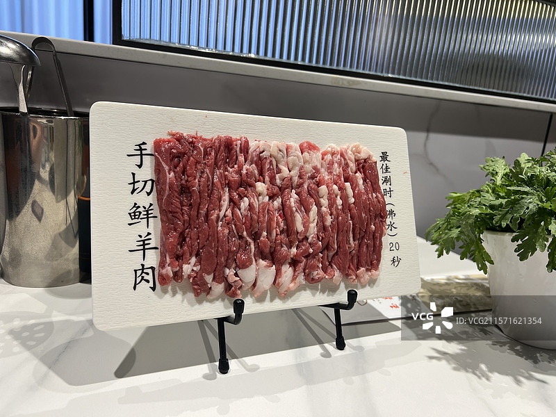 老北京铜锅涮肉手切鲜羊肉图片素材