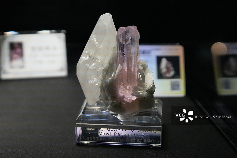 巴西紫锂辉石宝石矿石珍贵稀有图片素材