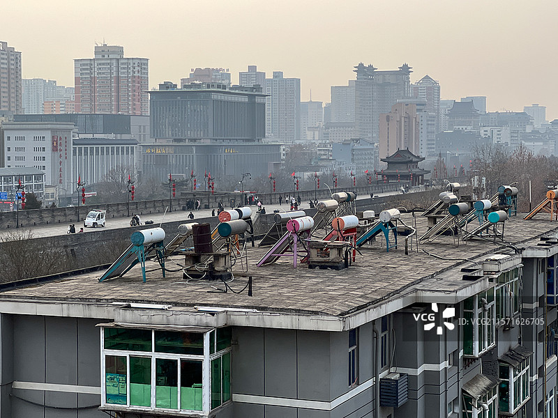 城市屋顶太阳能热水器与高楼背景图片素材