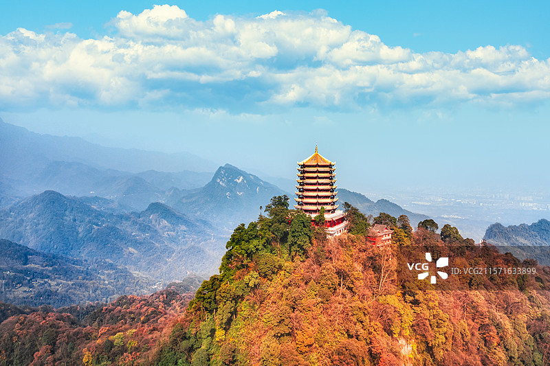 中国四川成都青城山老君阁冬季彩林风光航拍图片素材