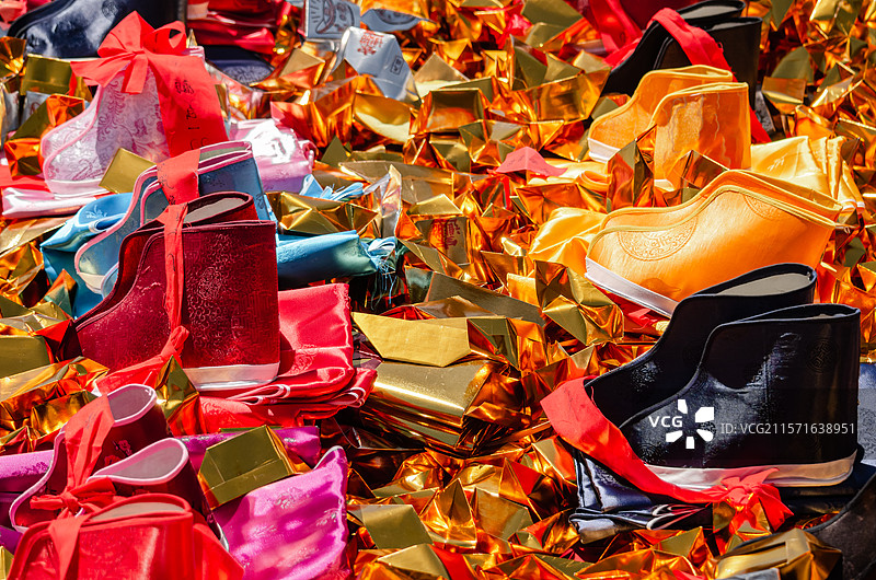 中国传统习俗民族文化拍摄主题，一堆纸质金元宝宗教用品，户外白昼无人图像摄影图片素材