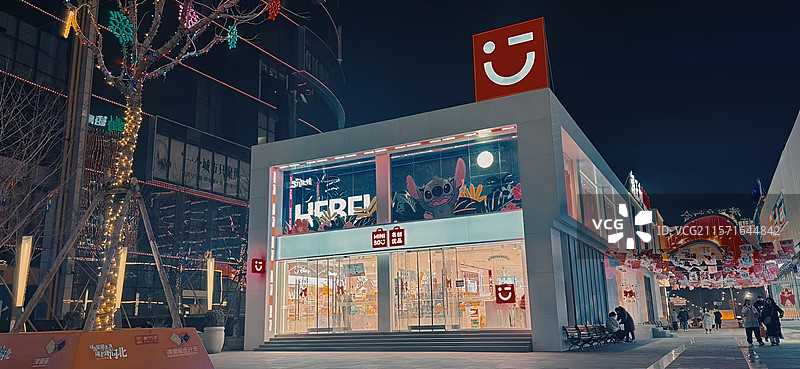 夜晚青橙色调下的名创优品图片素材