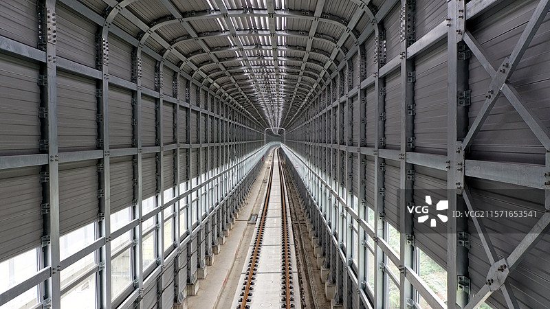 无人机拍摄重庆地铁轨道27号线铺设好的轨道和航拍铺轨基地图片素材