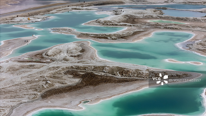 翡翠一样多彩的盐湖图片素材