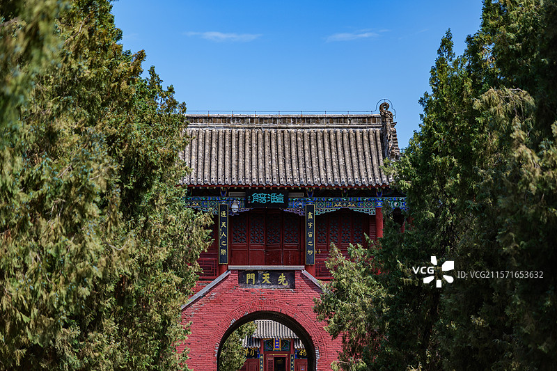 河南周口伏羲太昊陵庙蓝天下的中式古建筑群图片素材