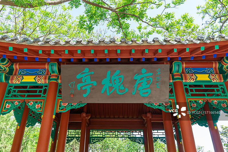 中国山东省济南市千佛山风景区，历山院和兴国禅寺峰洞天福地的唐槐亭亭子，户外白昼无人图像摄影图片素材
