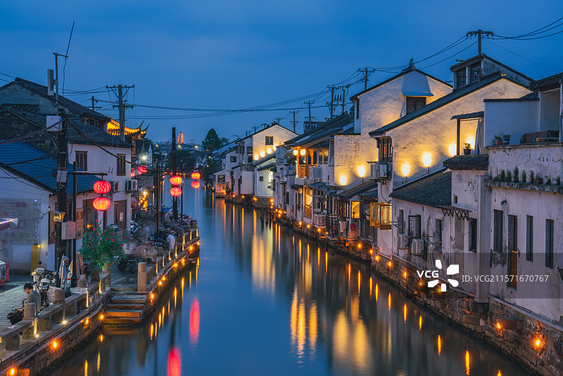 蓝调下的苏州山塘河沿岸夜景图片素材