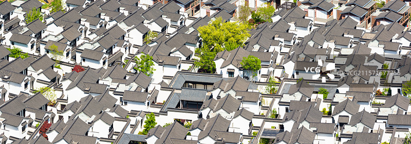 湘湖自由庄园 由园 中式合院 江南风格别墅群 白墙灰瓦 新中式住宅区 杭州 萧山 湘湖 俯瞰 航拍图片素材