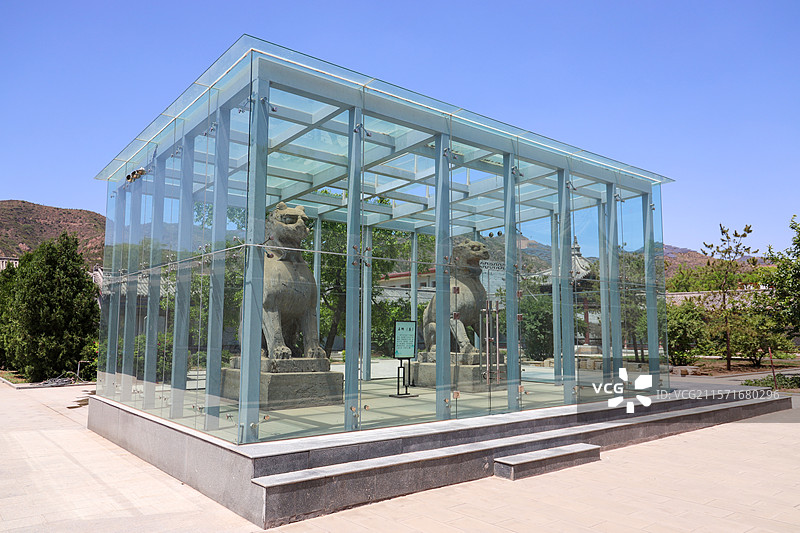 山西省吕梁市文水县，则天庙（武则天纪念馆）内的唐代石狮子图片素材