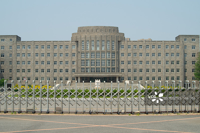 辽宁传媒学院南校区正门南门志存楼，沈阳沈北新区沈北路，城市户外风光建筑，教育高校传媒学习学校图片素材