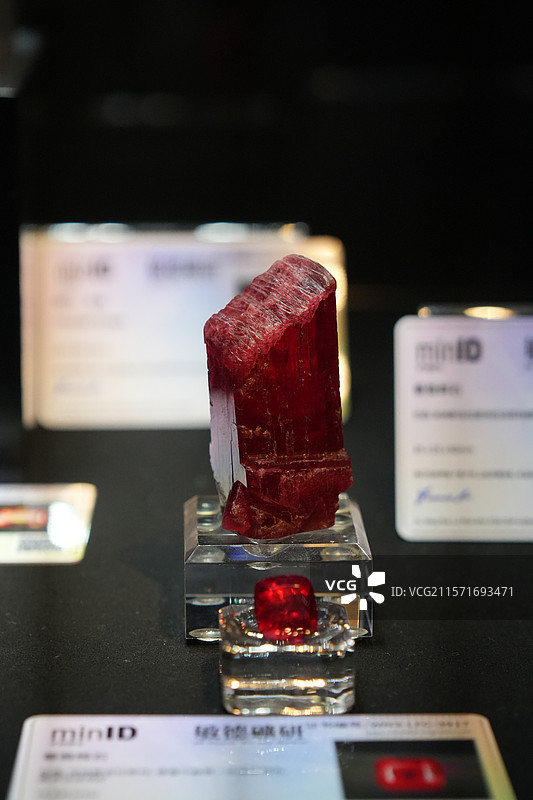 巴西蔷薇辉石宝石矿石珍贵稀有图片素材