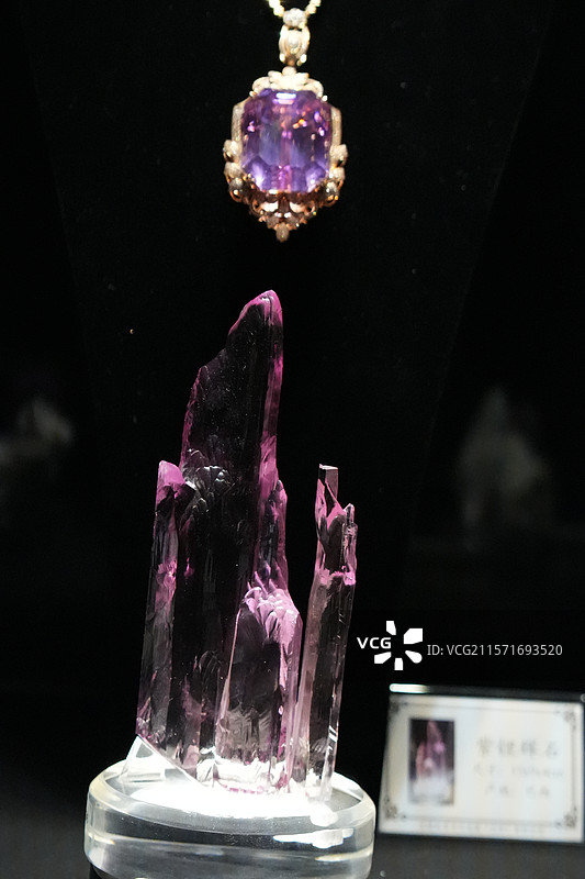 巴西紫锂辉石宝石矿石珍贵稀有图片素材